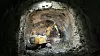 I områdene med mest omkringliggende infrastruktur, der hver centimeter teller, gjøres tunnelarbeidet ved å bore en mengde hull i fjellet, for deretter å splitte steinen med en hydraulisk jekk. Foto: Bane Nor
