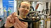 Trine Asklund Larssen har undersøkt hvordan ulike typer malm i metallproduksjonen påvirker energiforbruk og forurensning.