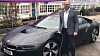 AFC Energy-sjef Adam Bond demonstrerer ladeløsningen basert på en brenselcelle.