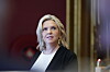 Frp-leder Sylvi Listhaug mener regjeringens forslag ikke går langt nok, og krever bindende regler for offentlige anskaffelser av busser og annet beredskapsmateriell.