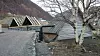 Slik ser deler av anlegget i Slantevika midt i Sognefjorden ut i dag. Designfirmaet Kadabra, som nå heter Eggs Design, har designet bassengene og byggene.