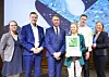 Energiminister Terje Aasland gratulerte tirsdag åtte nye forskningssentre for miljøvennlig energi. Kjernekraft ble ikke nevnt med etf ord. Her er det IFEs senter for solenergi som har fått plakett.Den holdes av forskningsdirektør Tine Uberg Nærland. Ved siden av Aasland står IFEs direktør Nils Morten Huseby. Til høyre divisjonsdirektør Martin Smedstad Foss og direktør i Forskningsrådet, Mari Sundli Tveit. Foto: Thomas Keilman
