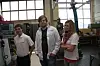 I VERKSTEDET: Amund Føyn (til v.), Eirik Lind Hånes og Maria Kristiansen har hatt intensive dager med mye jobbing på bilen.