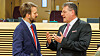 Næringsminister Jan Christian Vestre og EU-kommissær Maroš Šefčovič har fremforhandlet en avtale om mineraler og batterier. Men den blir ikke signert før visse floker med EU er løst. Her er de i Brussel denne uken på ministermøte i EUs batteriallianse.