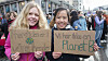 Ingrid Risa (tv) og Helena Haarr fra Slotthaug skole i Bergen viser frem plakatene de har laget til klimastreiken og møtet på Torgalmenningen i forrige uke. I dag streiker skoleungdom i Oslo.