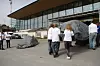 LETT: Bilen bæres på plass før den offisielle avdukingen. Høgskolen i Østfold sin bil står allerede klar.