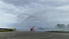 SAR Queen-helikopter NOR01, med halenummer 0262, landet på Sola i 16.30-tiden fredag 6. juni og ble møtt med vannsalutt.