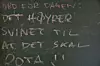 VISDOMSORD: I arbeidsbrakka til gjengen som bygger Osebergskipet finner man denne dype innsikten.