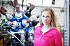 Sunniva Rose foran syklotronen på Universitetet i Oslo. En syklotron er en maskin som brukes for å akselerere blant annet protoner og deuteroner.