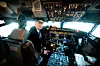 SAS-pilot Runar Østby i cockpit på SAS Boeing 737-700 medevac-fly. Han er én av seks pilot som kan fly evakueringsflyene med sårede ukrainere.