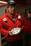 Produksjonssjef Olav Schulstad med et verktøy for profilproduksjon. Nøkkelen ligger i å utforme verktøyet slik at produktet blir mest mulig perfekt og minst mulig vrak. Bilde: Tore Stensvold