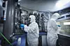 Prøver analyseres om bord på skipet. Her er Postdoc Nicolas Sanchez og doktorgradsstipendiat Stephen Kohleri i et såkalt ultrarent rom, der en del av laboratoriet er dekket inn av plast. Draktene de benytter er for å utelukke forurensning. Foto: Christian Morel photographe