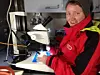 Doktorgradsstipendiat Angela Stippkugel studerer dyreplankton om bord på forskningsskipet. Foto: Bodil Bluhm