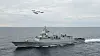 En formasjon F/A-18E/F Super Hornet fra USS Harry S. Truman sammen med KNM Fridtjof Nansen et sted i Middelhavet.