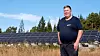 600 kvadratmeter med solcellepanel har blitt installert for å være med på å forsyne bonde Lars Hoem sine to gårder med strøm. Foto: Marthe Svendsen