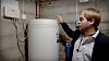 Varmtvann blir fort den største strømforbrukeren i mange hjem. Illustrasjonsbildet viser prosjektleder Stein Arne Riis i Oso Hotwater som tester en ny og smartere varmtvannsbereder.