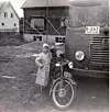 : Som guttunge fikk Karl Johan eller Kalle som han ble kalt, interesse for motor. Her på motorsykkel sammen med søster. Foto: Privat