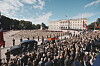 Båren med kong Harald står på en kanonlavett som trekkes av en svart Mercedes-Benz Geländewagen, flankert av bårebærere fra kongens adjutantstab.
