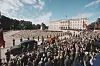 Båren med kong Harald står på en kanonlavett som trekkes av en svart Mercedes-Benz Geländewagen, flankert av bårebærere fra kongens adjutantstab.