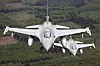 F-16 kan potensielt tvinge russiske fly til å holde enda større avstand. Det kan hjelpe noe på trusselen fra de nyutviklede glidebombene som russiske fly kan slippe fra relativt trygg avstand fra frontlinjene og ukrainsk luftvern. Mye av dette kommer an på hva slags våpen F-16 blir utstyrt med. Her fly i Litauen i 2015. Foto: Henrik Skolt / NTB