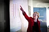 VEKST: Samferdselsminister viser grafer som tydeliggjør sterk vekst i veibevilgningene. Men kampen mot forfallet er ikke vunnet. Nå lover Kleppa tipp topp veier om 20 år.